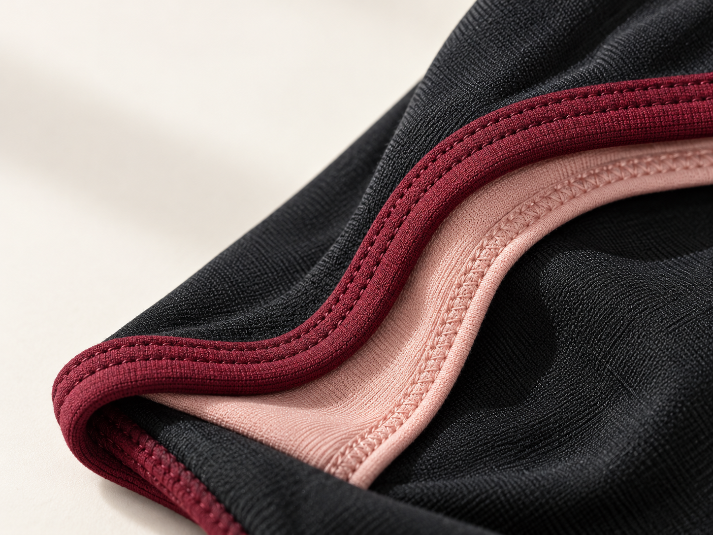 Détail des textiles et coutures d’une protection LUMRRA